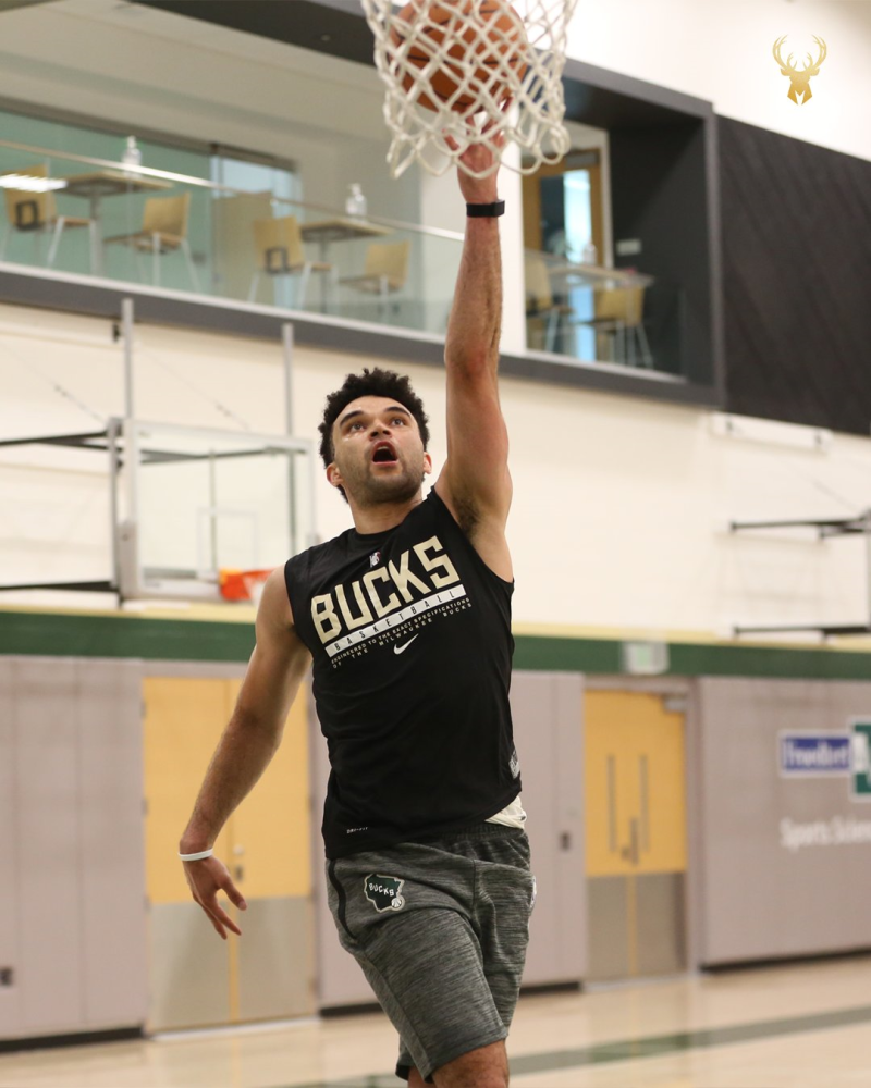 包含葡萄牙体育训练开放日，加时末段队长鼓劲引欢呼，NBA季后赛在即，轮换策略成焦点的词条