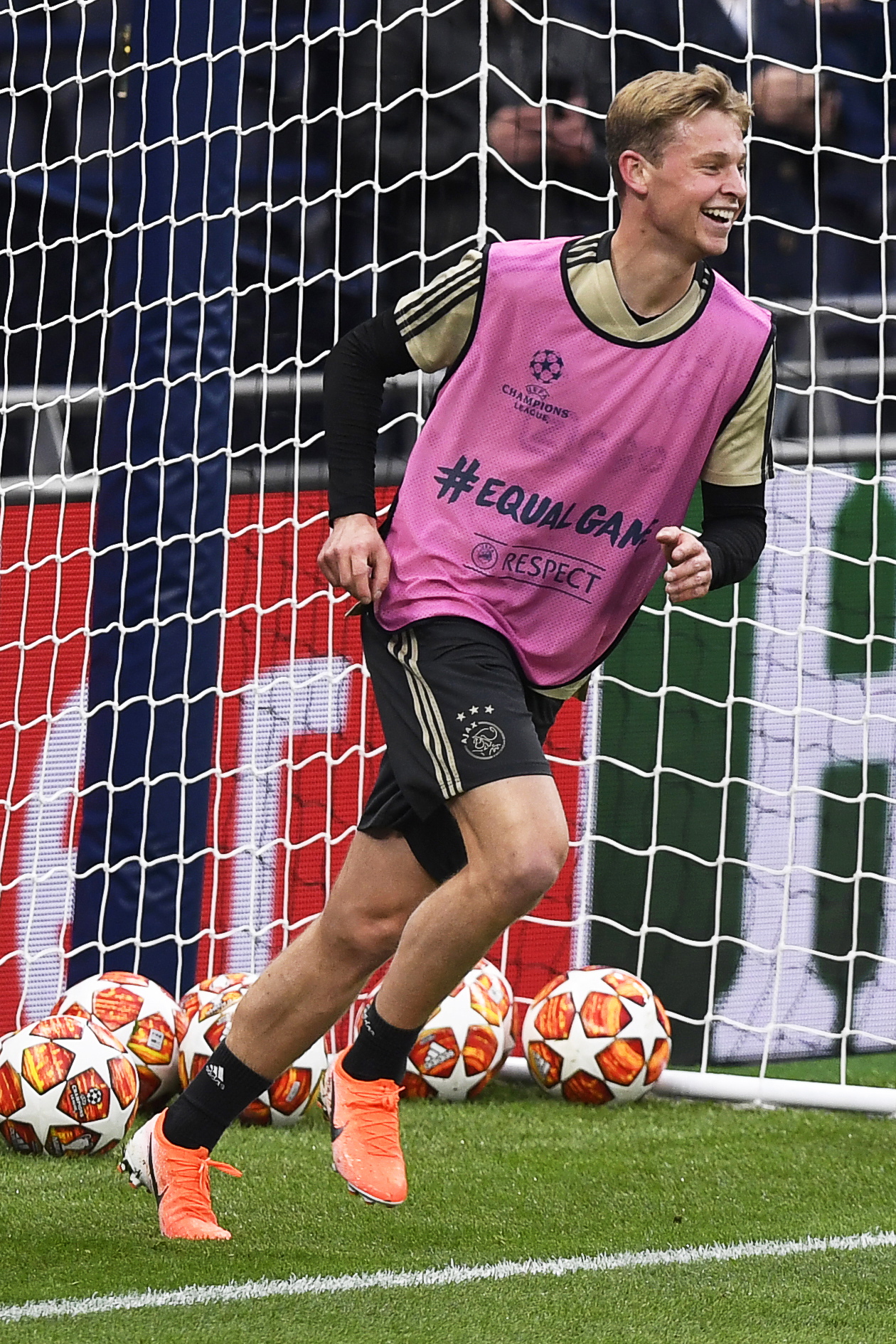 赛前阿贾克斯备战NBA季后赛，官宣签约细节曝光，媒体盛赞，球探报告显示潜力的简单介绍